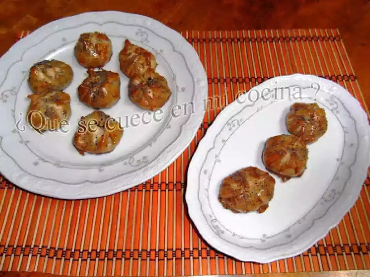 LIMOSNERAS DE LOMBARDA Y MORCILLA DE CEBOLLA.