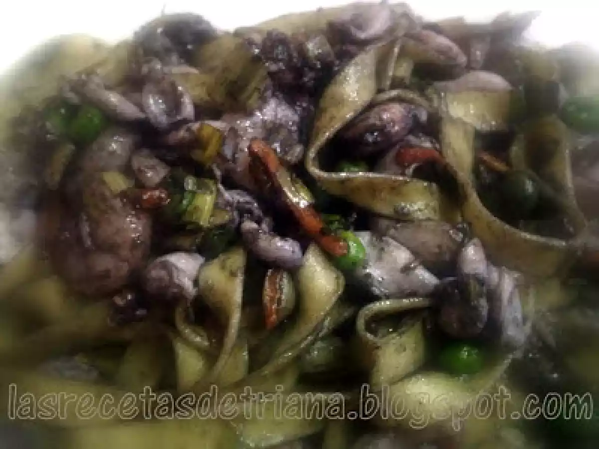 Lingüine a la tinta con puntillitas y gamba blanca de Huelva