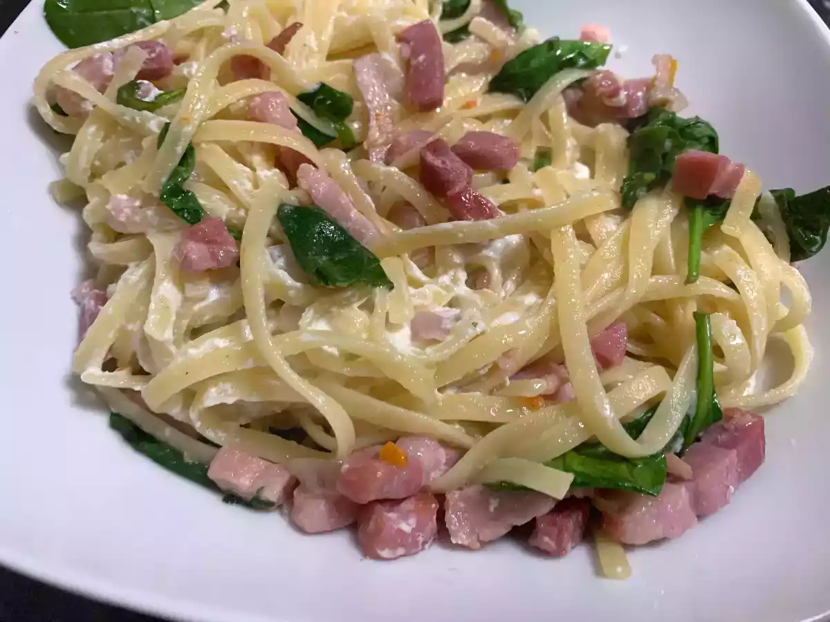 Linguine con bacon, ricotta y espinacas