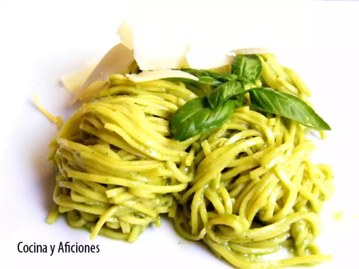 Linguinis al pesto con parmesano