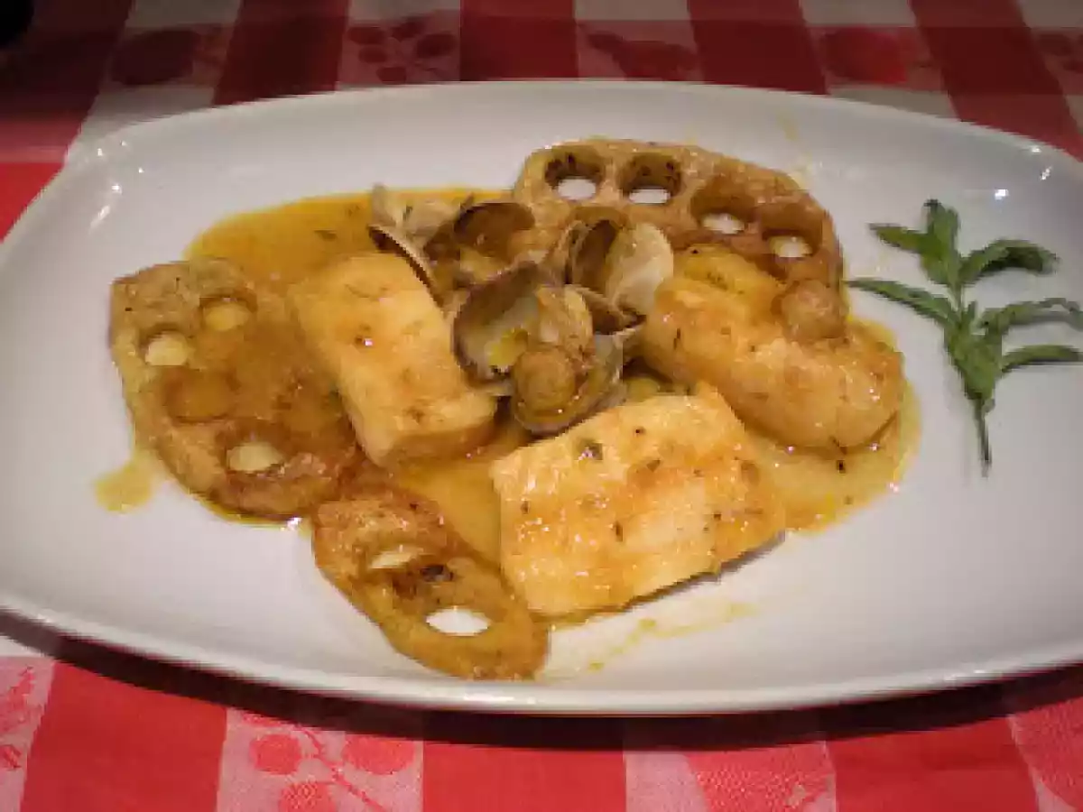 Lomitos de merluza en salsa con chirlas y patatas