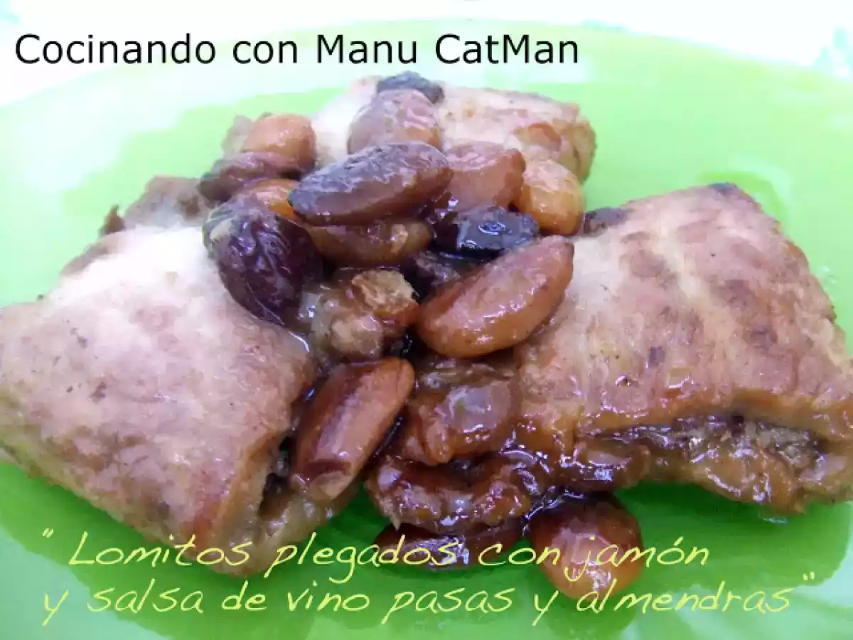 Lomitos plegados con jamón y salsa de vino, pasas y almendras