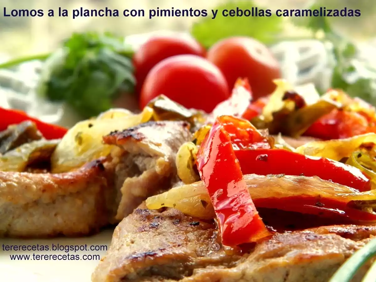 Lomo a la plancha con pimientos y cebollas caramelizadas.