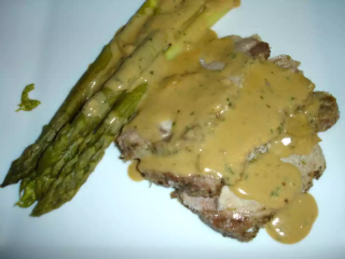 Lomo a la sal con esparragos en salsa de champiñones