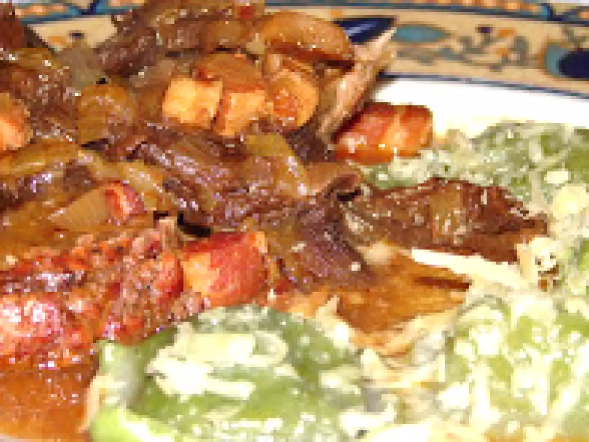 Lomo con salsa de hongos secos y champignones