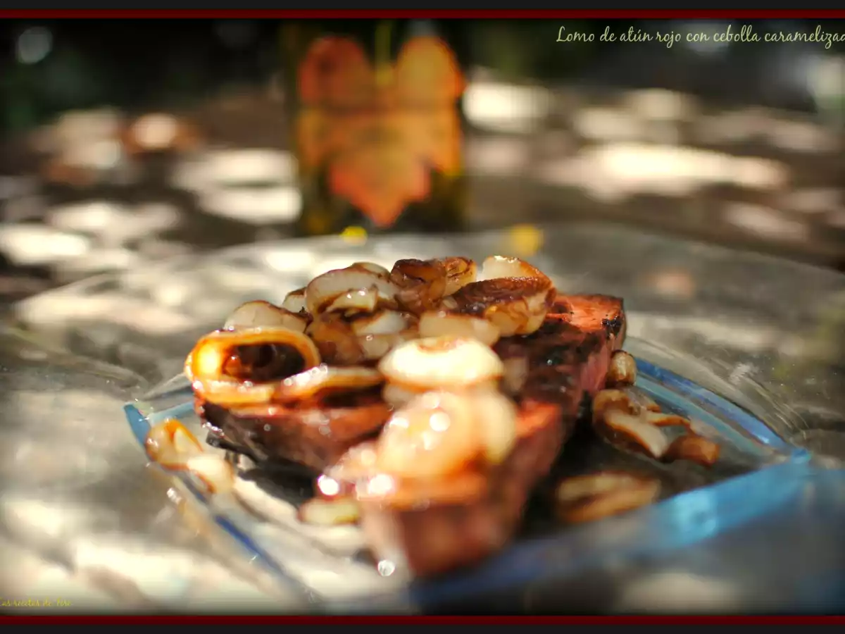 Lomo de atún rojo con cebolla caramelizada.