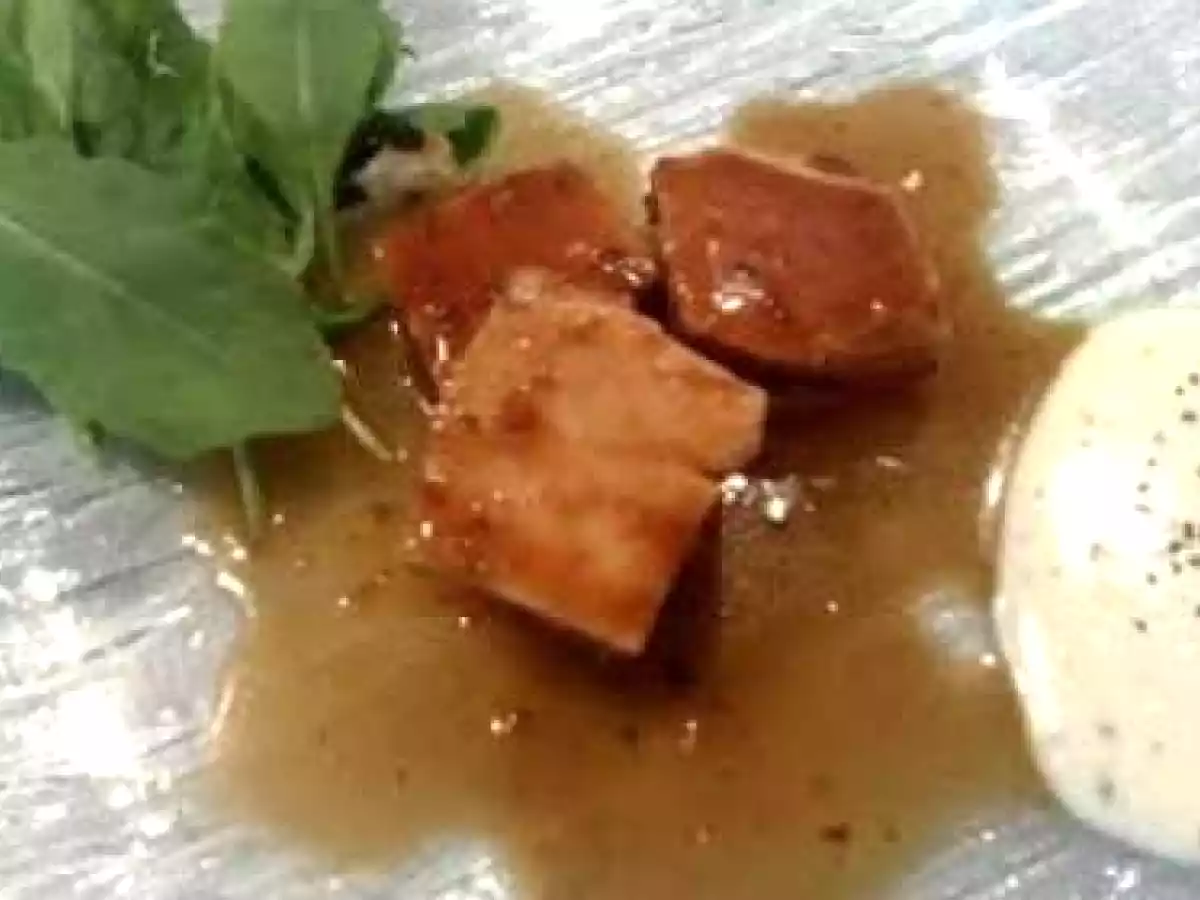 Lomo de bonito marinado con soja y cilantro, con mojo de yogurt