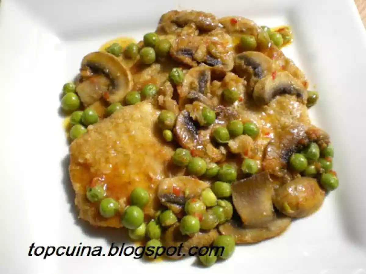 LOMO DE CERDO EN SALSA CON CHAMPIÑONES Y GUISANTES.