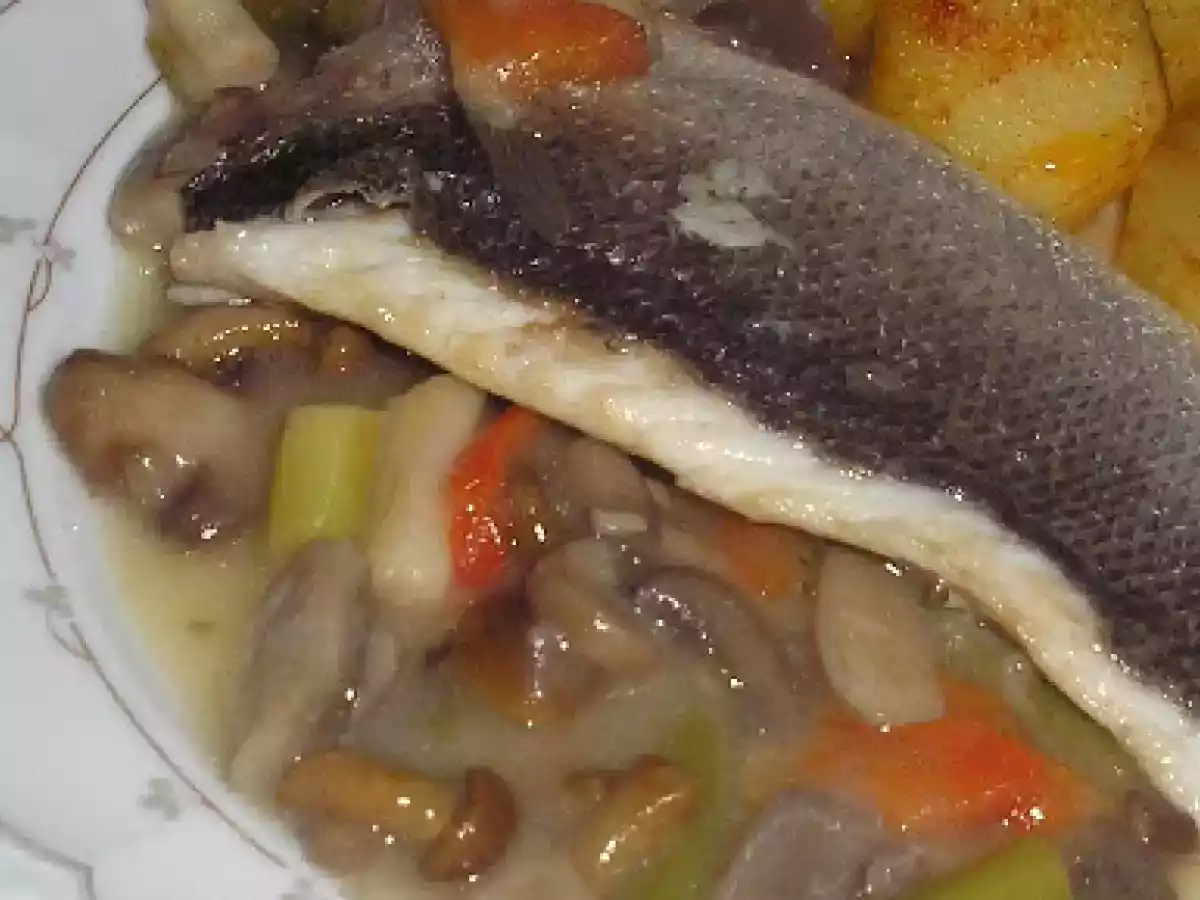 LOMO DE LUBINA EN CAMA DE VERDURA Y PATATAS AL PIMENTÓN. - foto 2