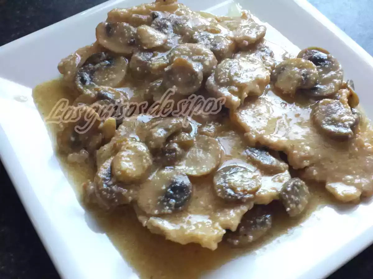 Lomo en salsa de almendras con champiñones