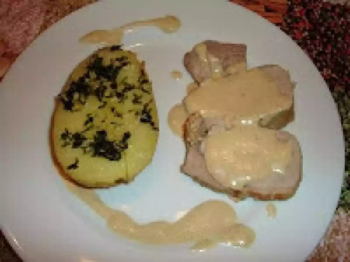 LOMO EN SALSA DE CEBOLLA AL VINO BLANCO