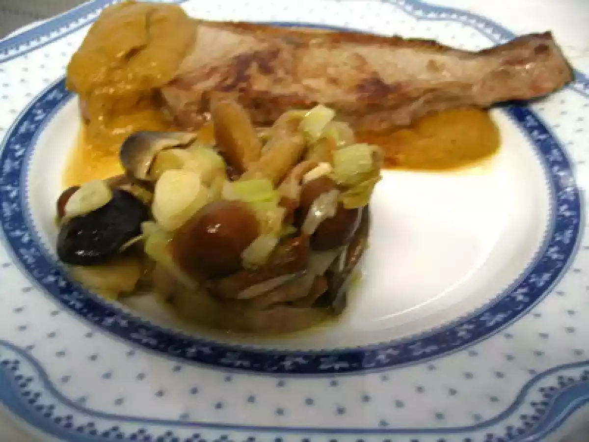 LOMO ENTRECOT DE TERNERA, SETAS VARIADAS Y SALSA DE ZANAHORIAS AL ROMERO