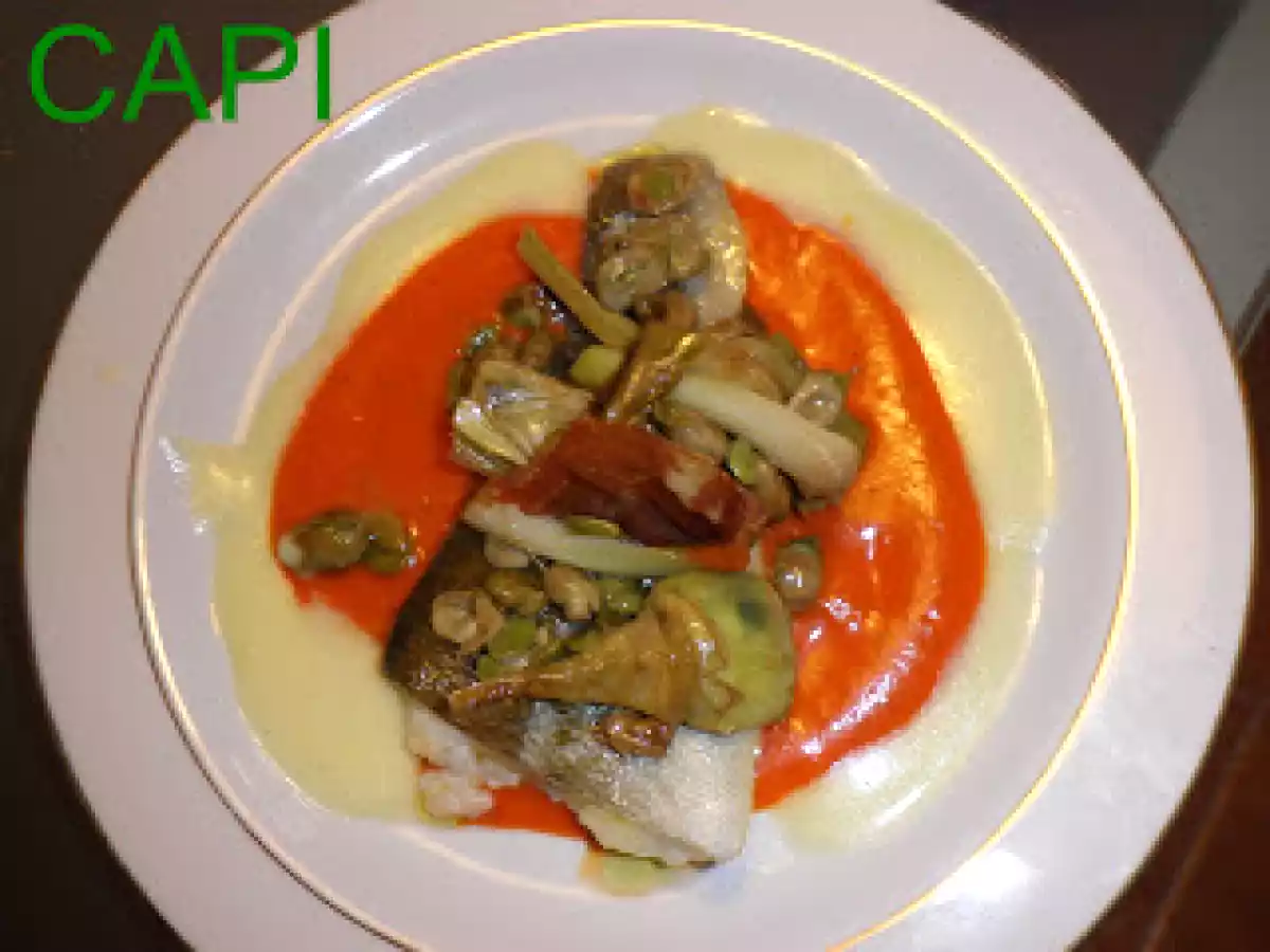 Lomos de bacalao sobre salsa de piquillos con verduras y espima de pil-pil