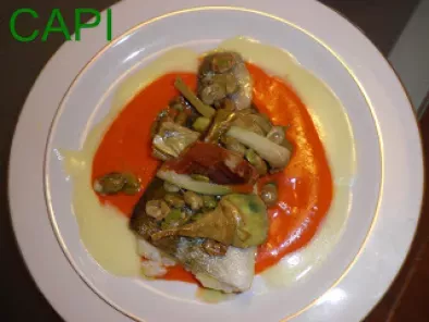 Lomos de bacalao sobre salsa de piquillos con verduras y espima de pil-pil
