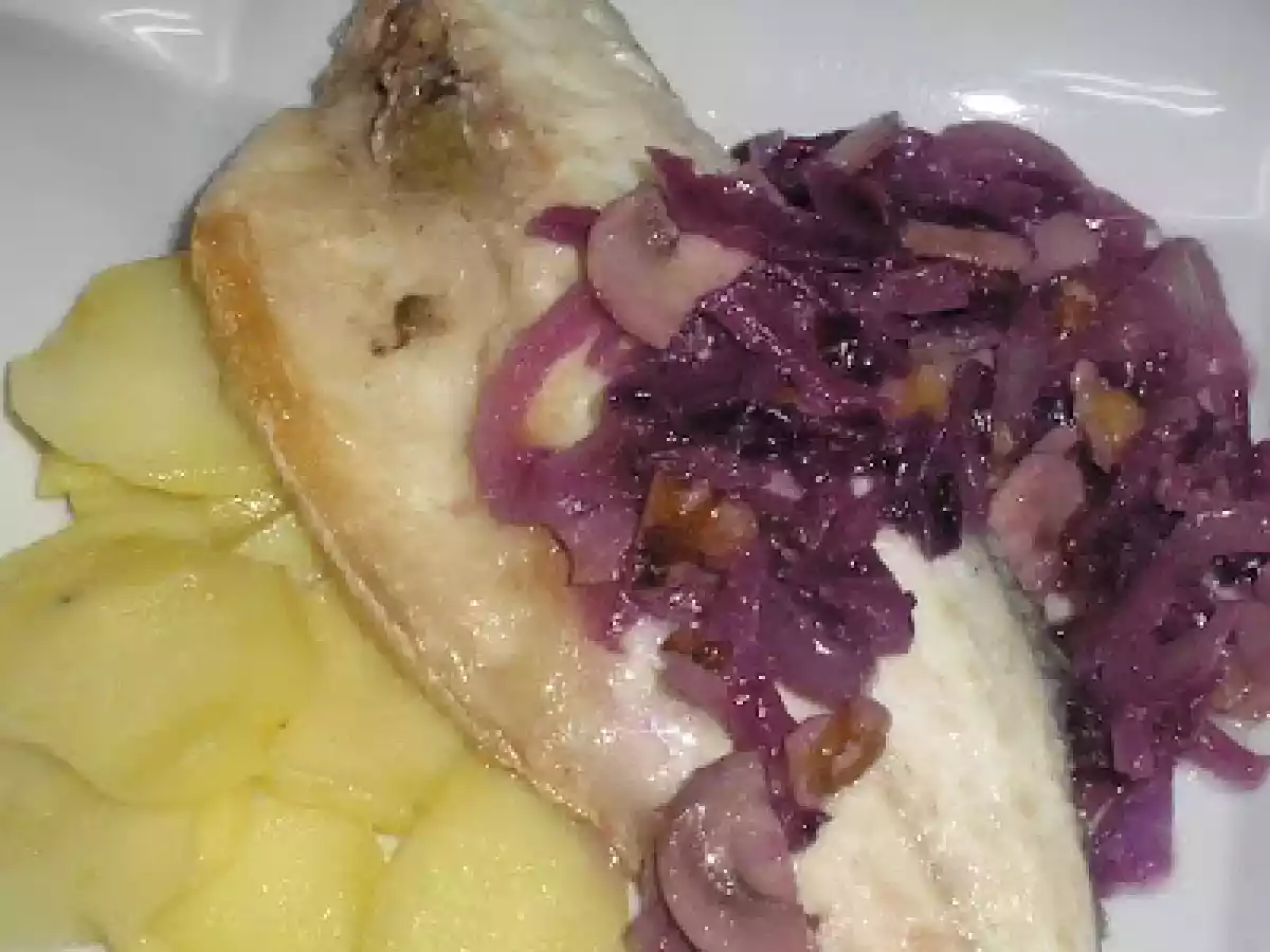 LOMOS DE LUBINA CON CAMA DE LOMBARDA CARAMELIZADA, CHAMPIS Y NUECES