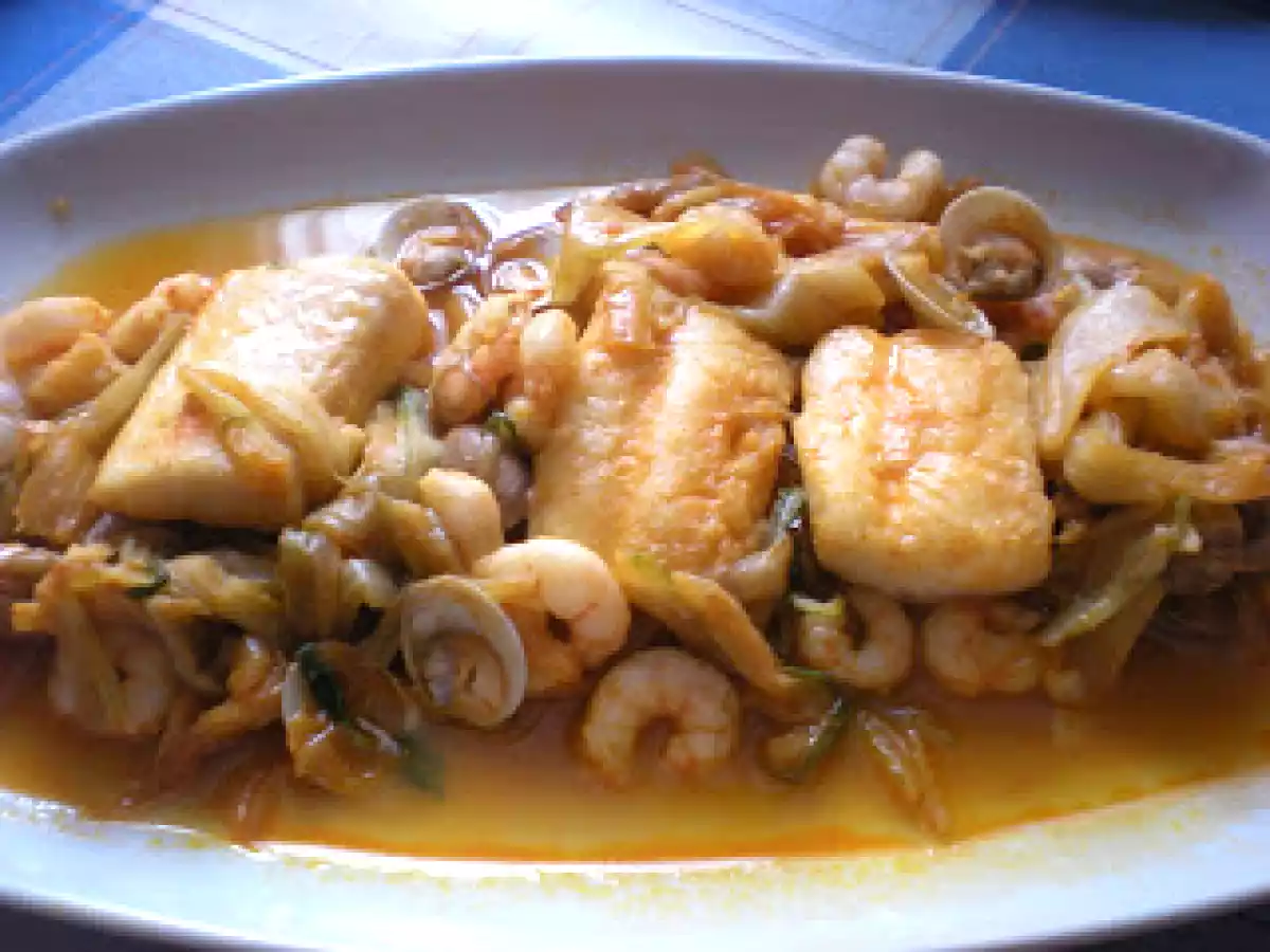 Lomos de panga con pencas de acelgas almejas y gambas