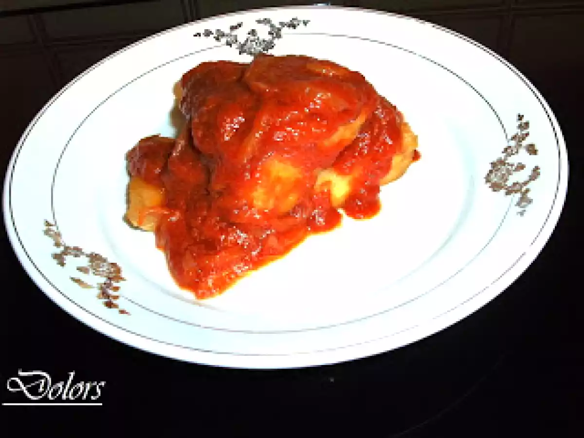 Lomos de perca con cebolla y tomate