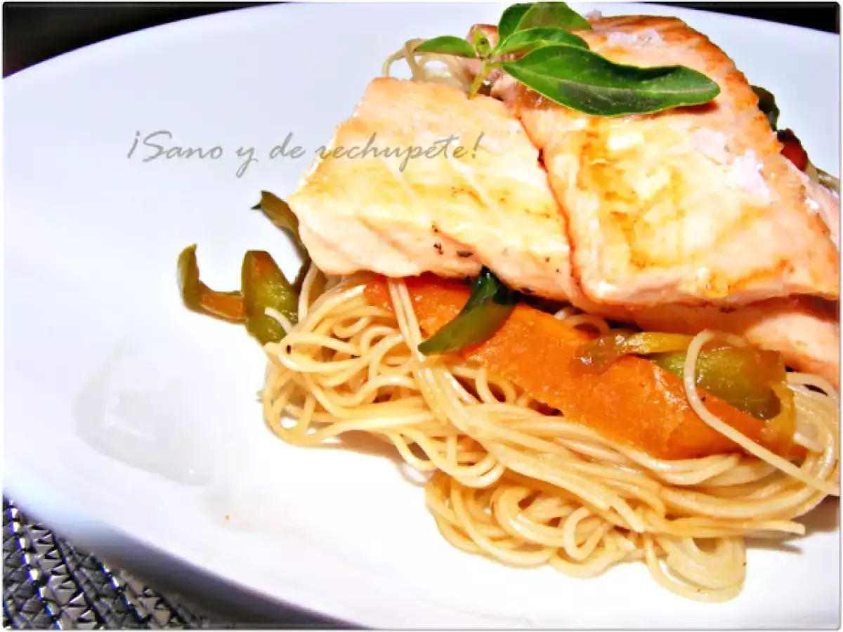 Lomos de salmón fresco sobre cama de fideos de arroz con verduras salteadas - foto 2