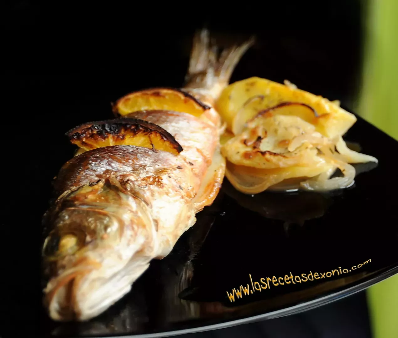 Lubina al horno con patatas y cebolla - Receta Petitchef