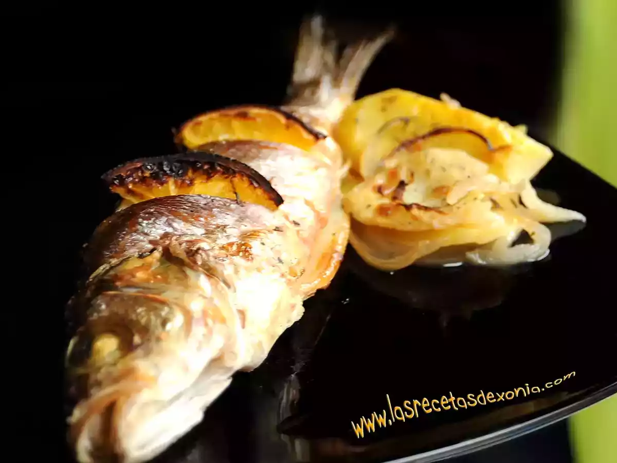 Lubina al horno con patatas y cebolla