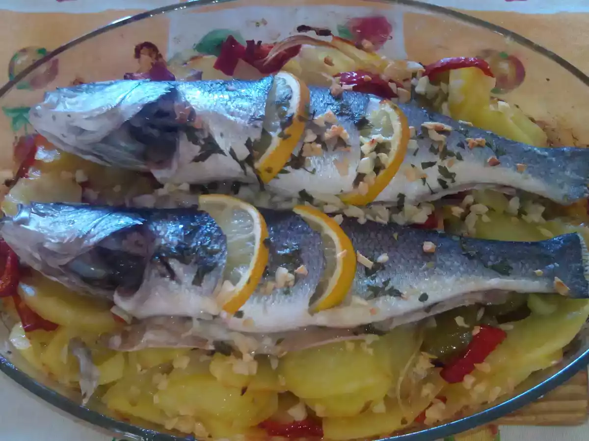 Lubina al horno con patatas y verduras