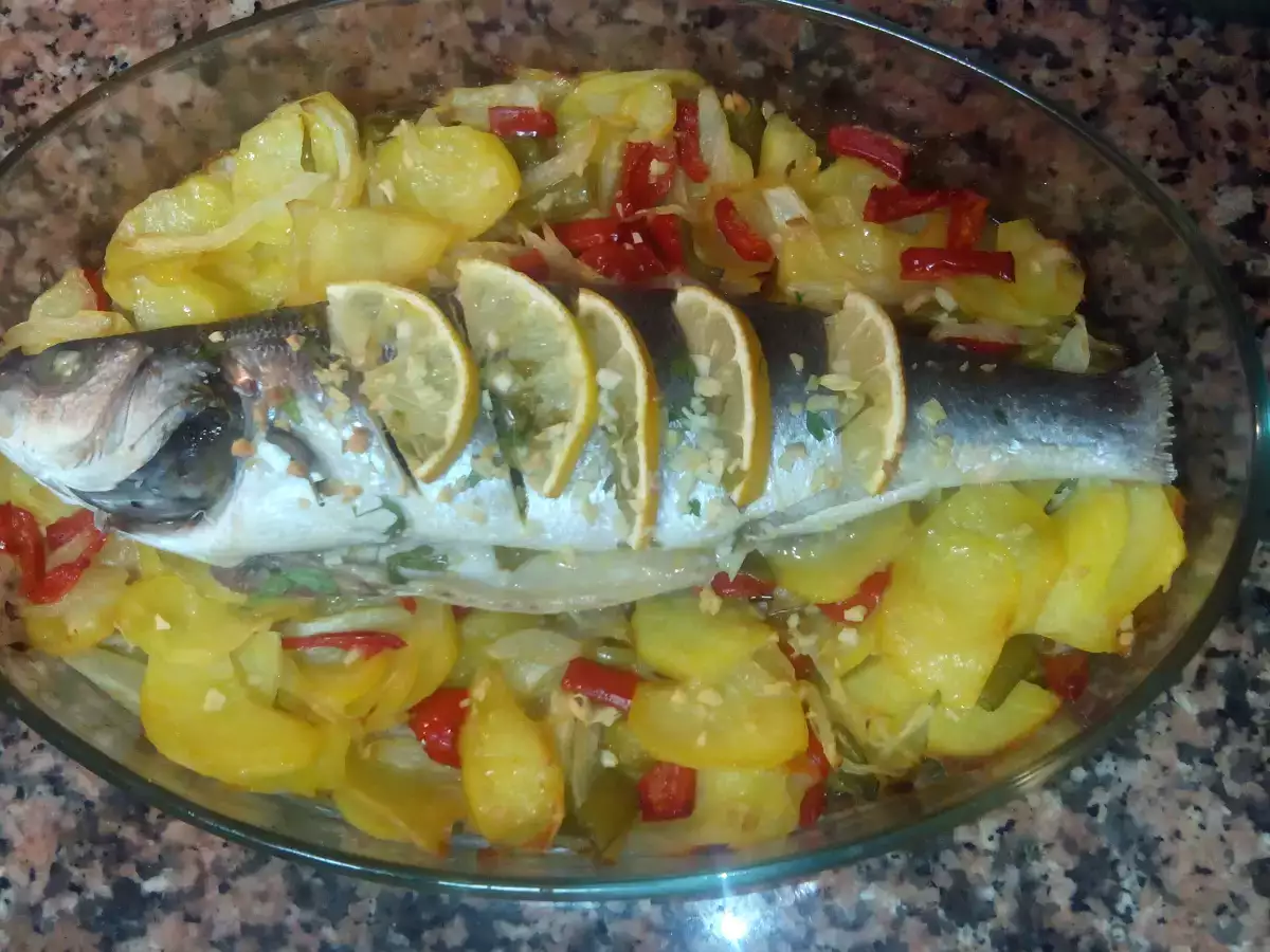 Lubina al horno con patatas y verduras - foto 2