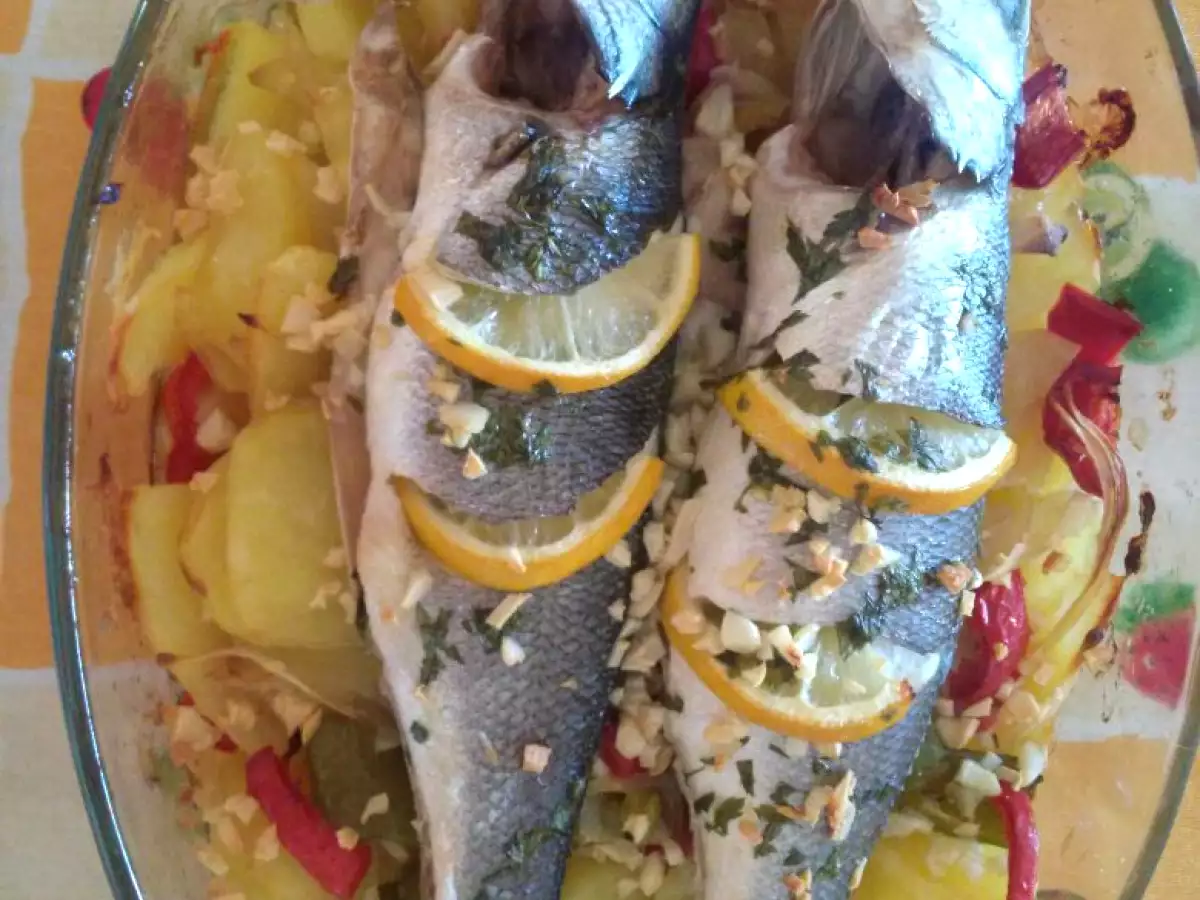 Lubina al horno con patatas y verduras - foto 3