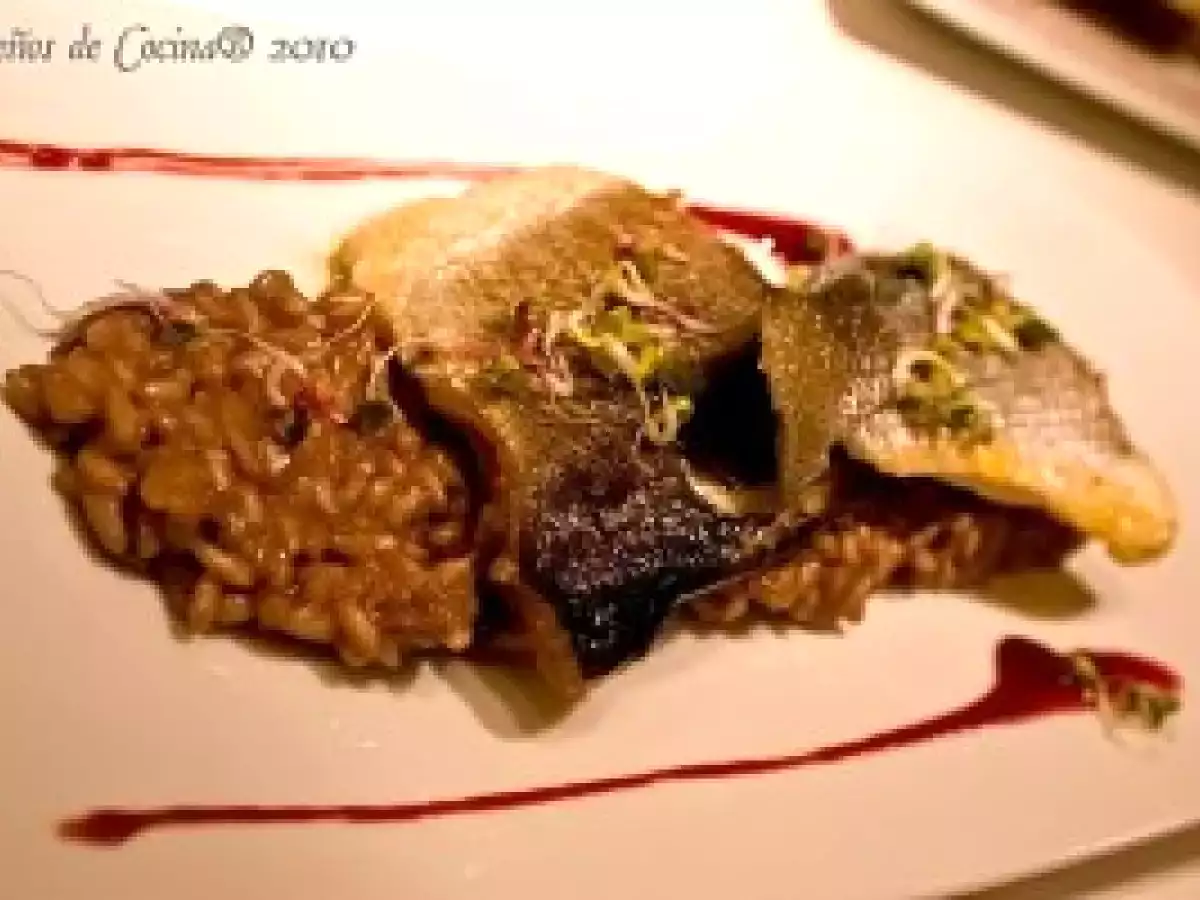 Lubina al horno sobre risotto de setas y vino tinto
