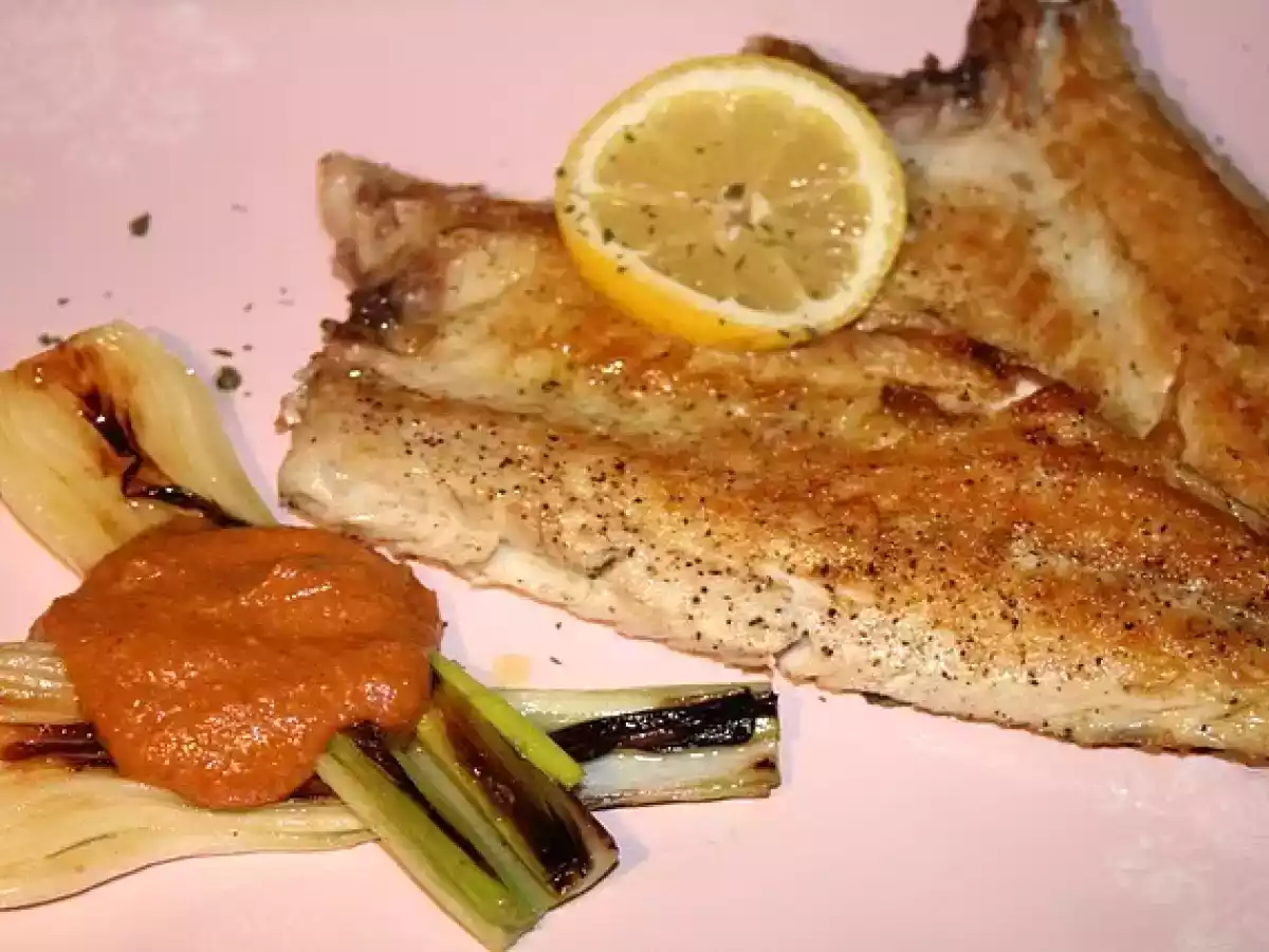 Lubina con cebolletas y salsa romesco