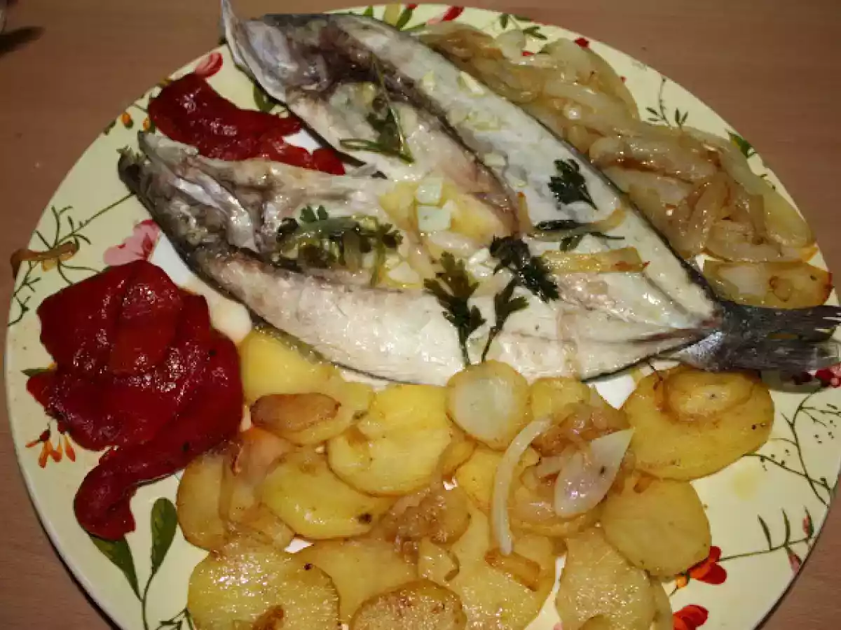 Lubina con patatas, cebolla confitada y pimientos rojos asados