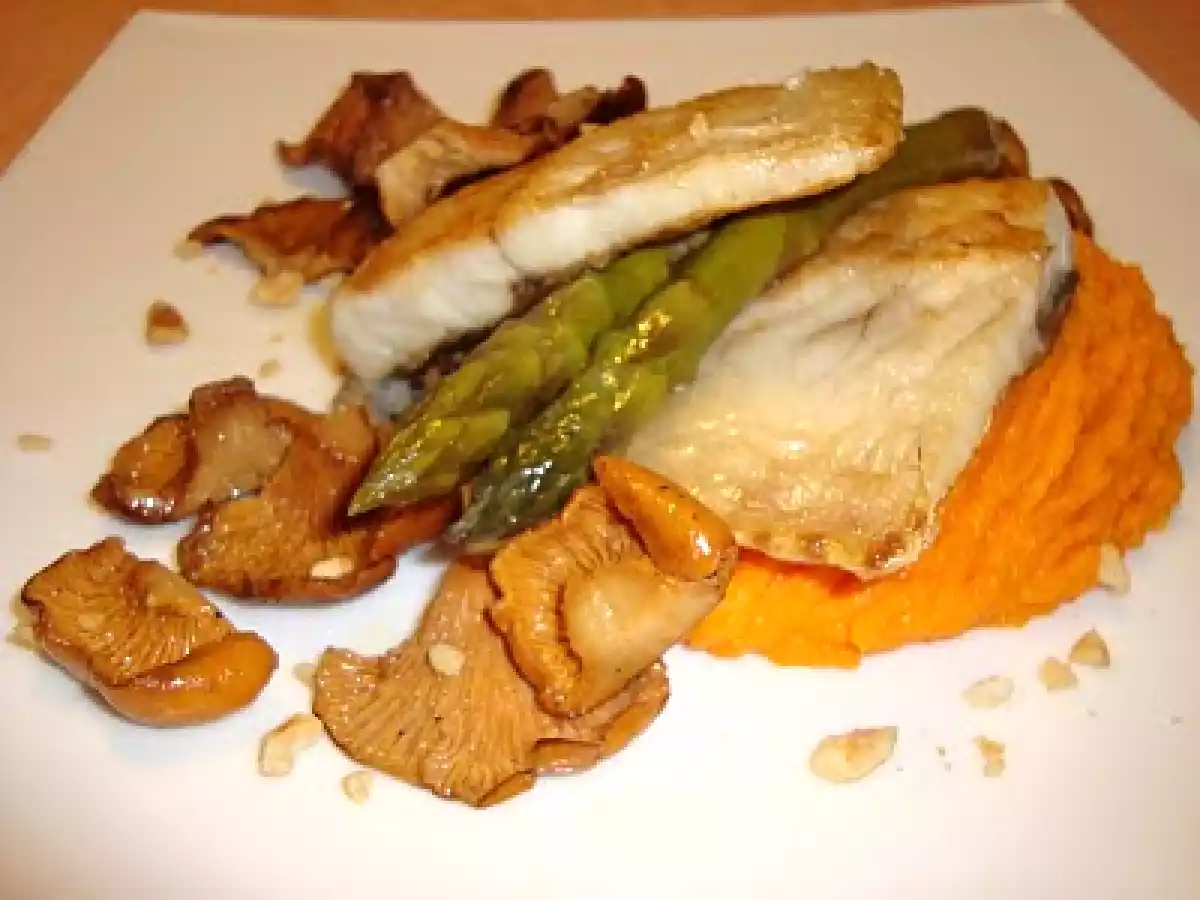 Lubina con puré de zanahorias y setas