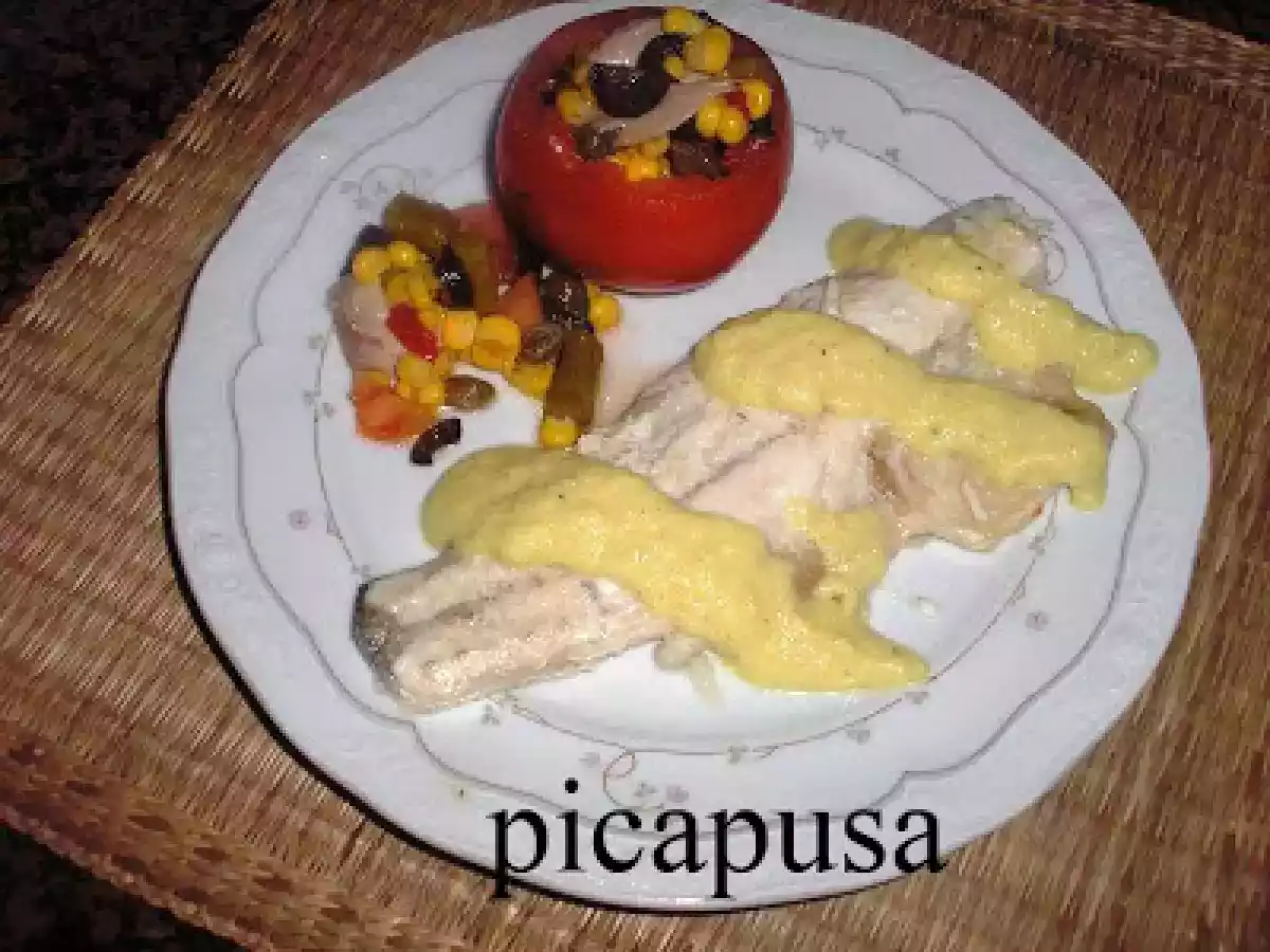 LUBINA CON SALSA CURRY Y GUARNICIÓN DE TOMATES RELLENOS.