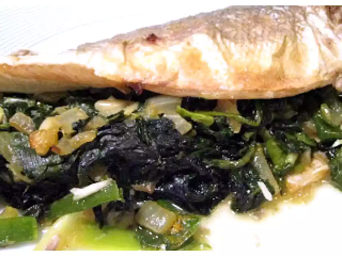 Lubina rellena de espinacas y piñones