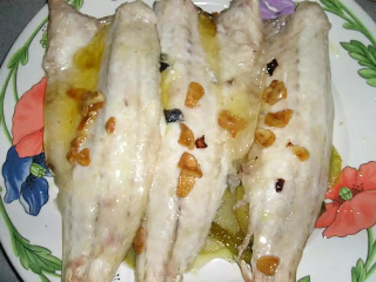 Lubinas a la donostiarra en cama de patatas panadera