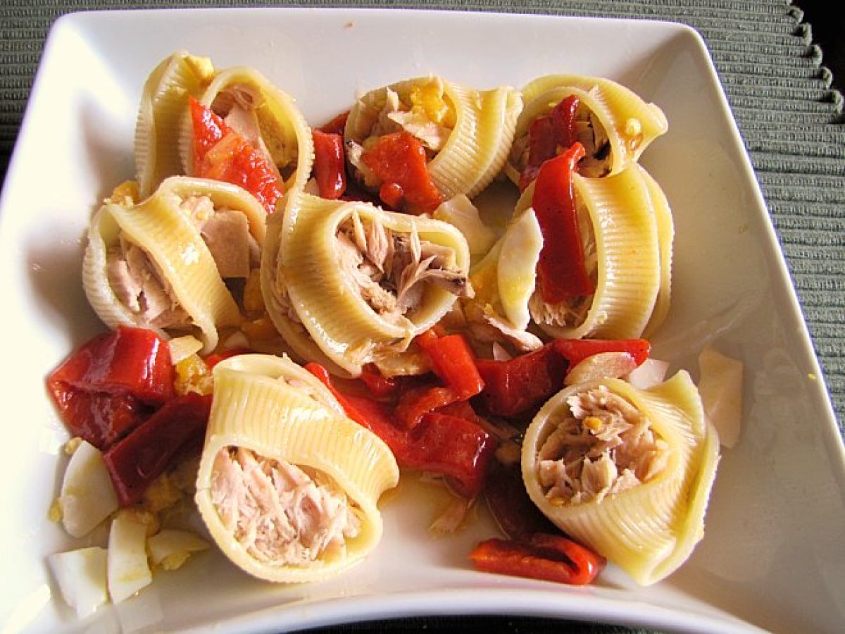 Lumaconi rellenos de bonito