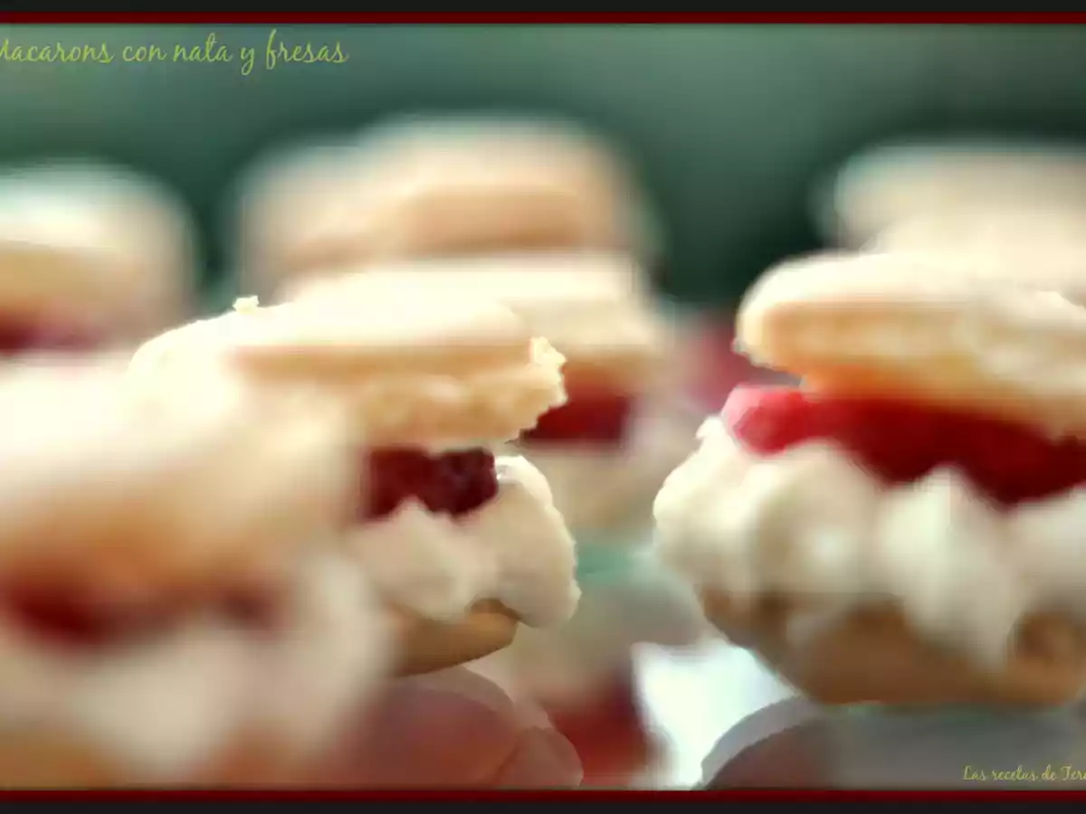 Macarons con nata y fresas