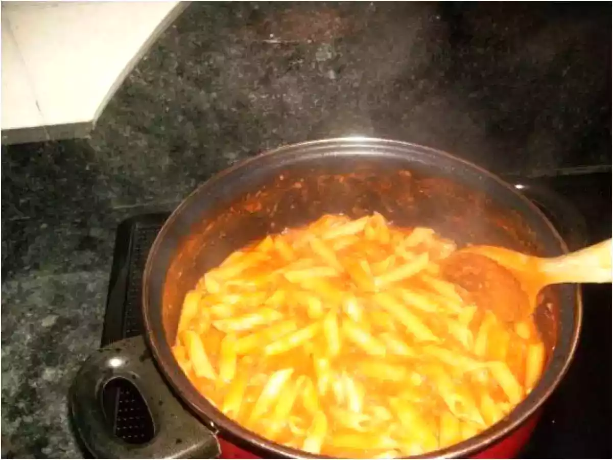MACARRONES COCIDOS EN TOMATE CON CHORIZO - foto 9