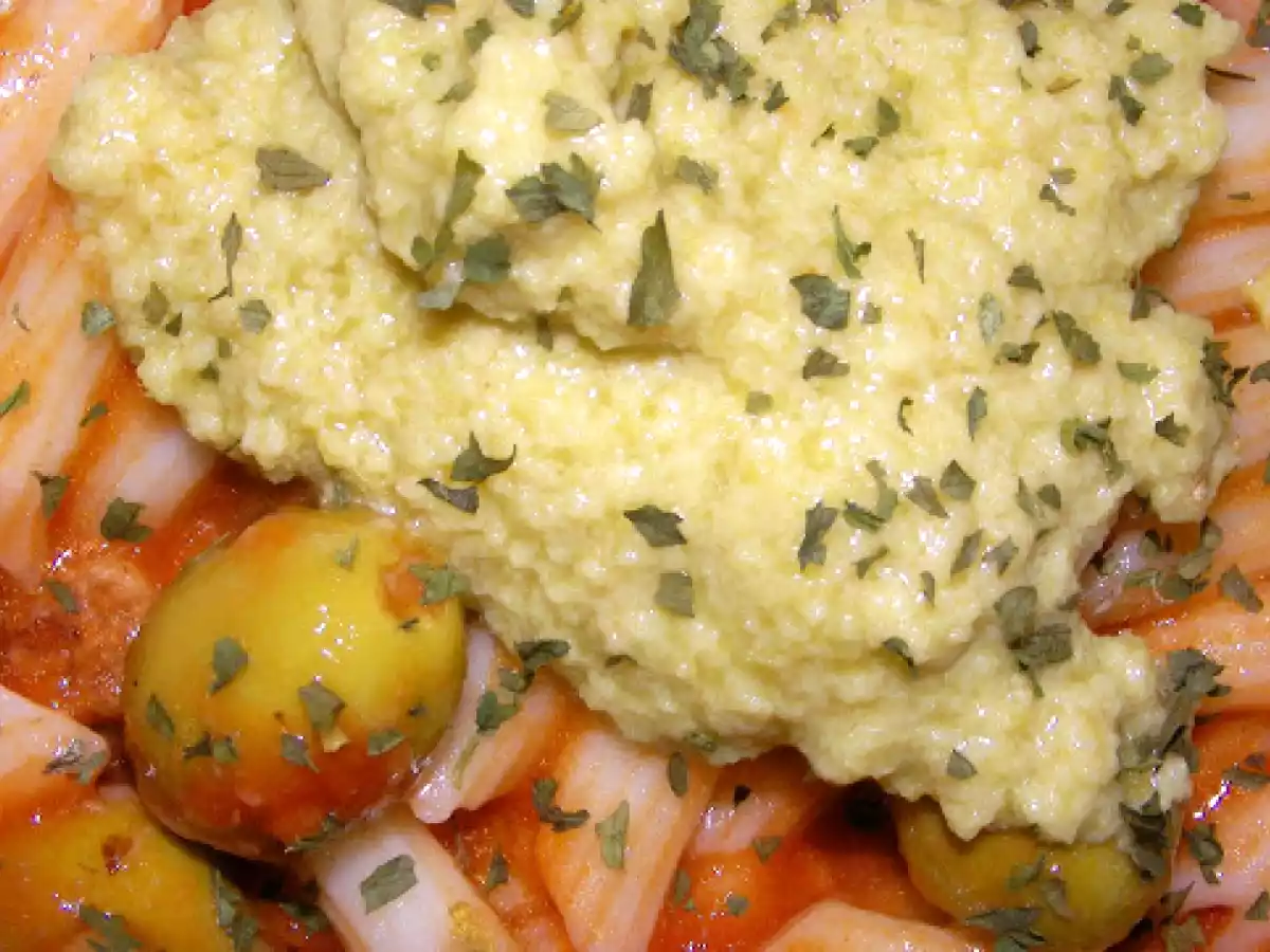 MACARRONES CON ACEITUNAS Y ALCAPARRAS EN TAN SOLO 3 PASOS