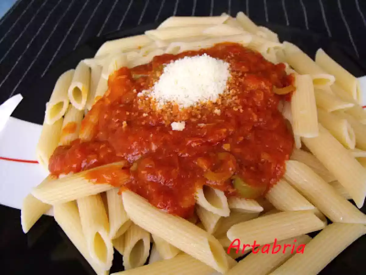 Macarrones con atún y aceitunas