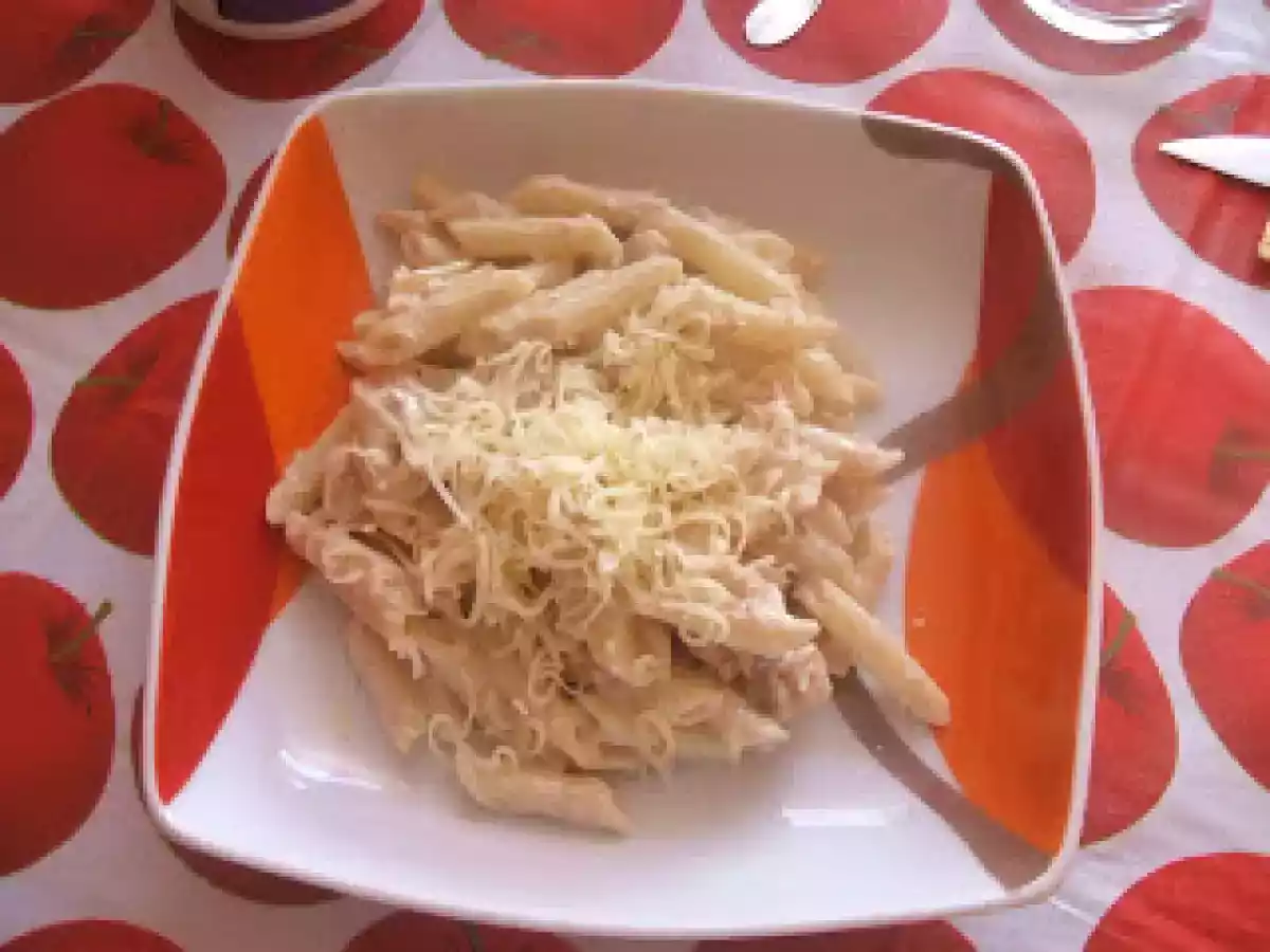 Macarrones con atún y salsa de queso