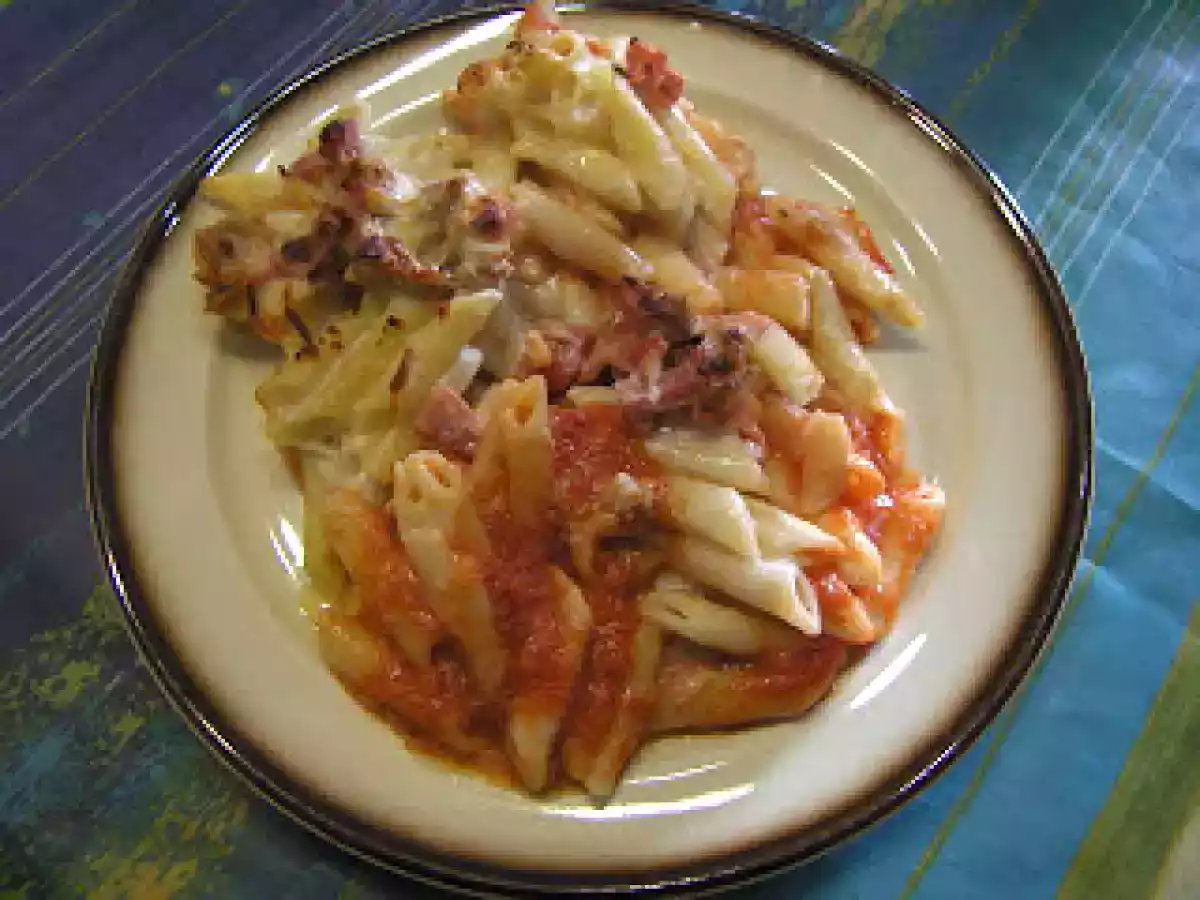 MACARRONES CON BECHAMEL ACOMPAÑADOS DE JAMON DULCE ATUN Y TOMATE