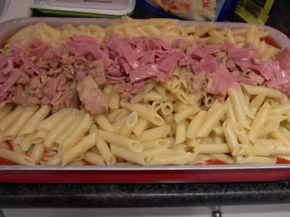 MACARRONES CON BECHAMEL ACOMPAÑADOS DE JAMON DULCE ATUN Y TOMATE - foto 4