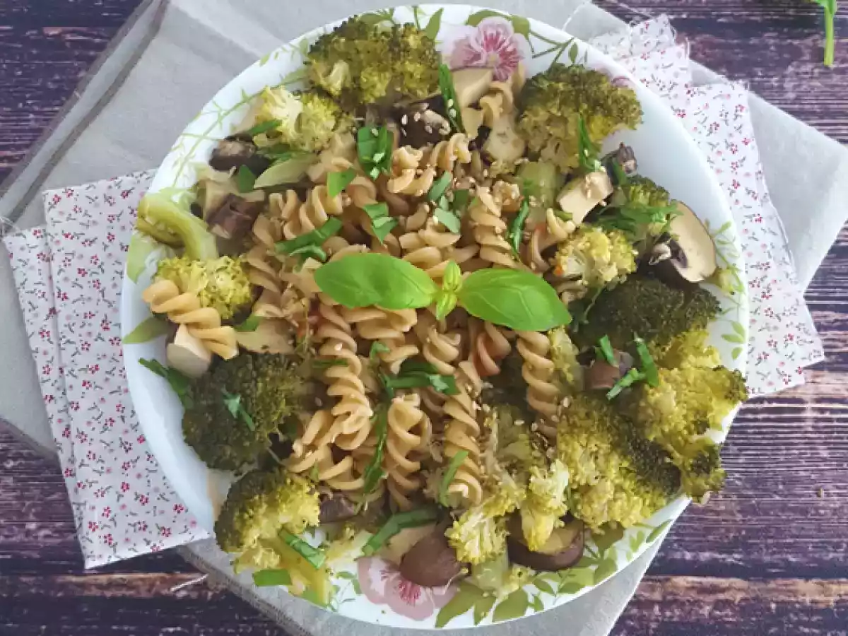 Macarrones con brócoli, champiñones y albahaca