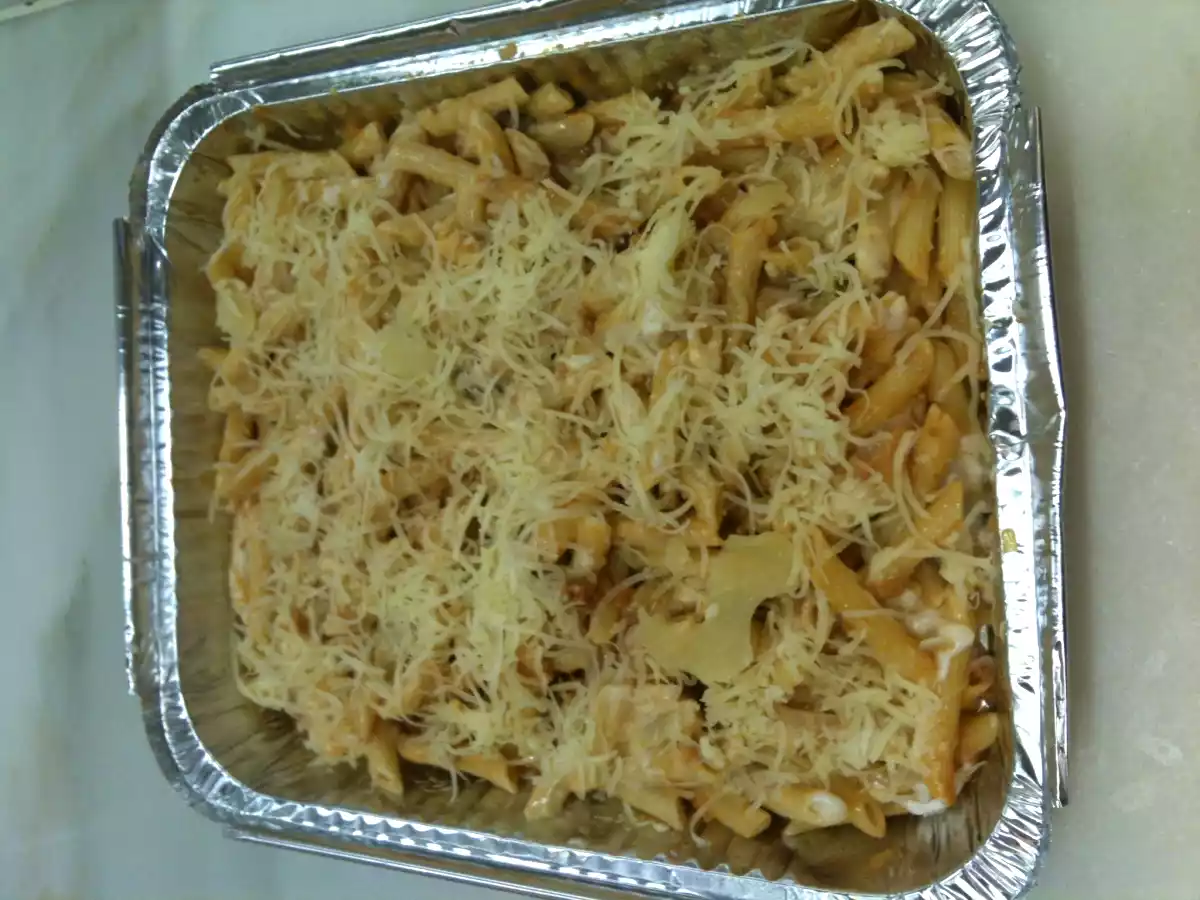 Macarrones con butifarra, senderuelos y bechamel