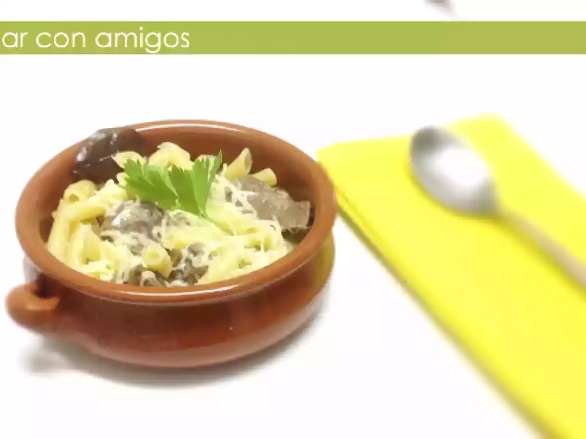 Macarrones con caldo y carne