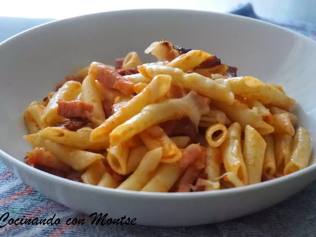 Macarrones con chorizo y beicón