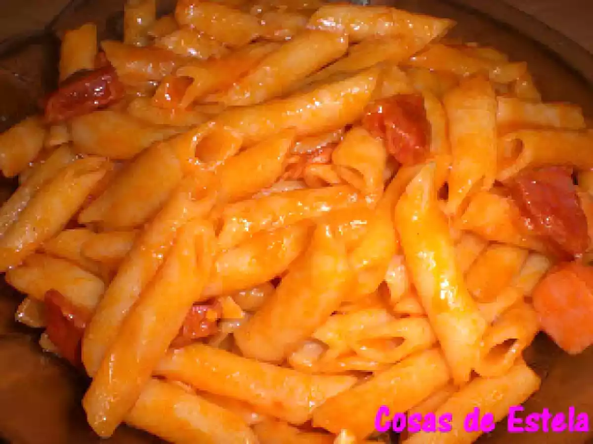 Macarrones con chorizo y salchichas (omnicuk)