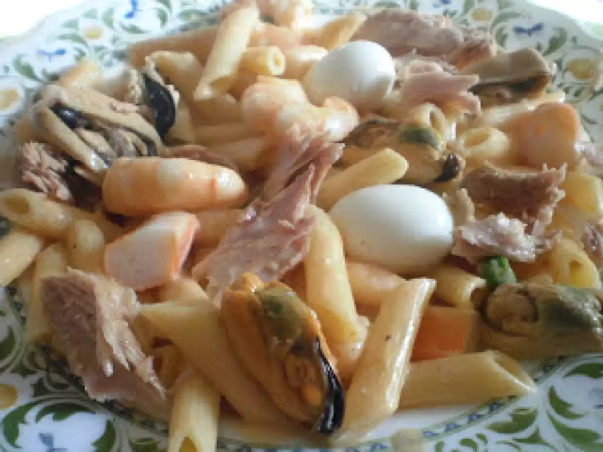 Macarrones con frutos del mar y nata rosa