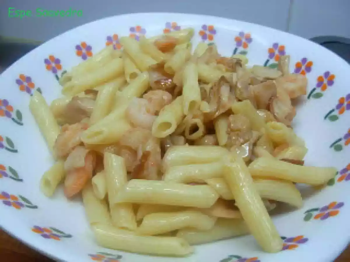Macarrones con gambas y boletus