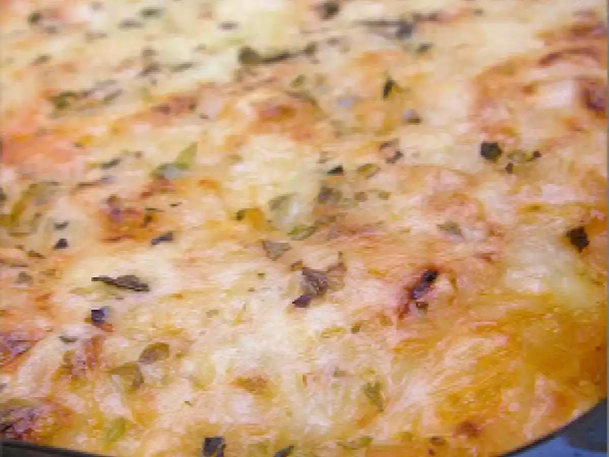 Macarrones con pollo y bechamel gratinados.